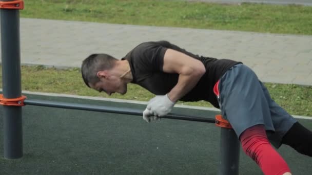 Homem treinando ao ar livre no campo esportivo — Vídeo de Stock