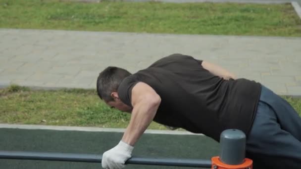 Trening mężczyzn na świeżym powietrzu na boisku sportowym — Wideo stockowe
