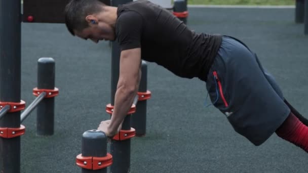 Man training buiten op sportveld — Stockvideo