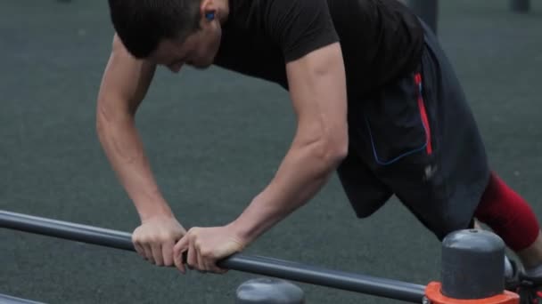 Man training outdoors on sports field — Stock Video