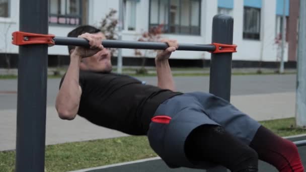 Férfi edzés a szabadban a sportpályán — Stock videók
