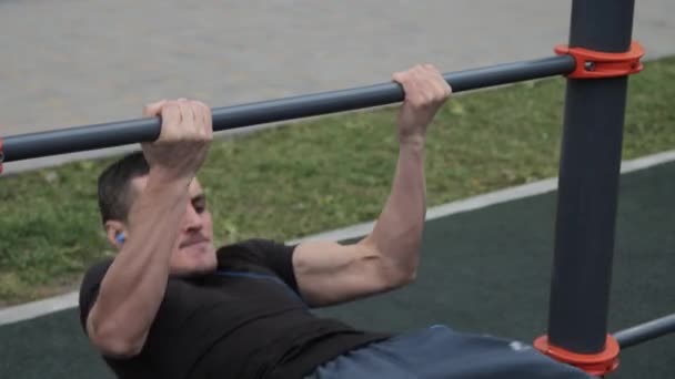 Människan tränar utomhus på idrottsplats — Stockvideo
