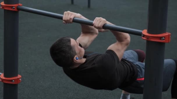 Hombre entrenando al aire libre en el campo de deportes — Vídeos de Stock