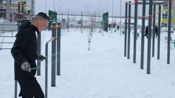 Homem treinando ao ar livre no campo esportivo no inverno — Vídeo de Stock