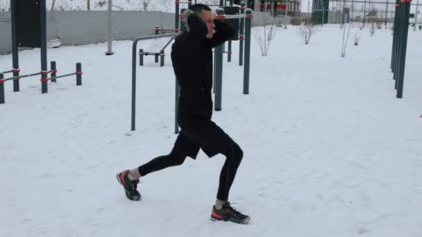 冬のスポーツフィールドで屋外で男のトレーニング — ストック動画