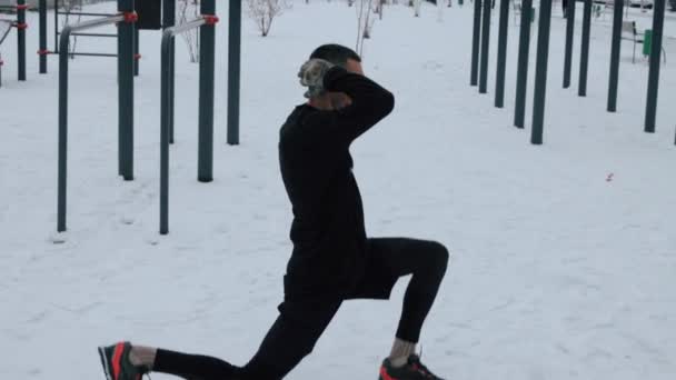 冬季在运动场上进行户外运动 — 图库视频影像
