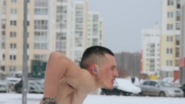 冬のスポーツ分野でトップレスの筋力トレーニング — ストック動画