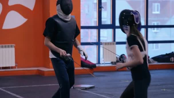 Тренер з фехтування працює зі своїм студентом. — стокове відео
