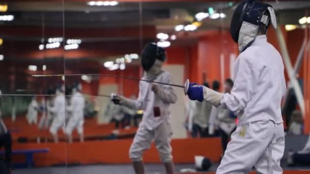 Niños practicando esgrima en una escuela de esgrima — Vídeo de stock