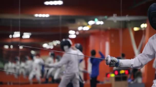Підлітки практикують фехтування в школі фехтування — стокове відео
