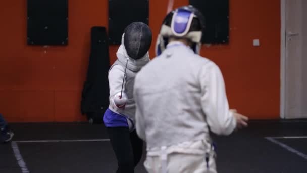 Підлітки практикують фехтування в школі фехтування — стокове відео