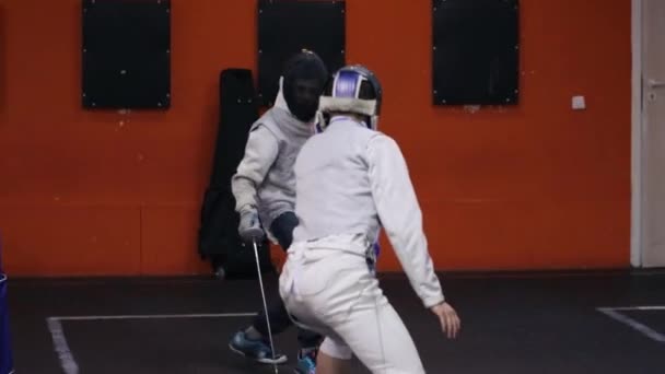 在击剑学校练习击剑的青少年 — 图库视频影像