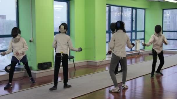 Kinderen die schermen oefenen op een hekschool — Stockvideo