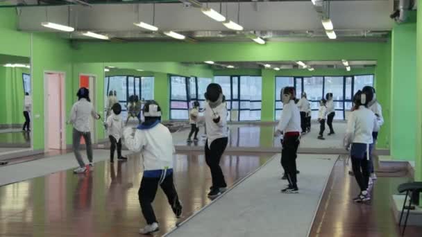 Діти практикують фехтування в школі фехтування — стокове відео