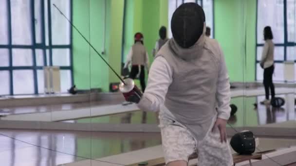 Тренер з фехтування працює зі своїм студентом. — стокове відео
