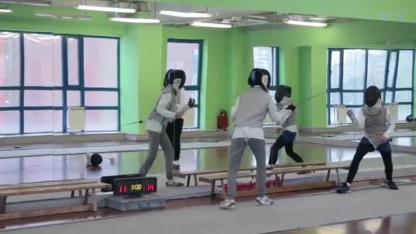 Teenagers practicing fencing at a fencing school — Stock Video