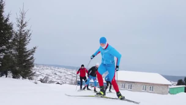 Ungdomsgruppen åker skidor — Stockvideo