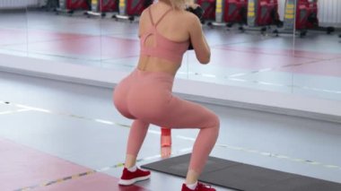 Genç kadın spor kulübünde antrenman yapıyor.