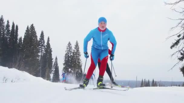 Група молоді катається на лижах — стокове відео