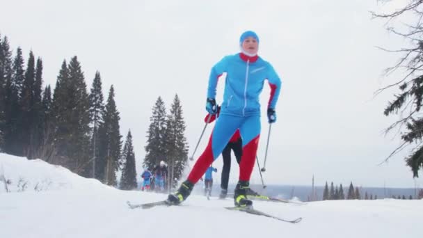 Gruppe junger Leute fährt Ski — Stockvideo