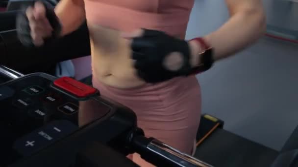 Mladá žena trénink na běžícím pásu — Stock video