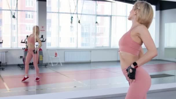 Kvinna som dansar i en sportklubb under träningen — Stockvideo