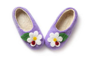 Beyaz arka planda, yakın planda terlikleri hissettim.