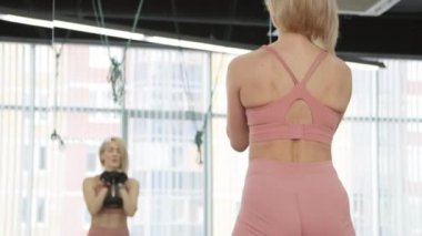 Genç kadın spor kulübünde antrenman yapıyor.