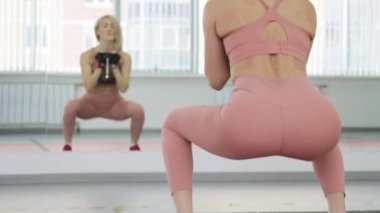 Genç kadın spor kulübünde antrenman yapıyor.