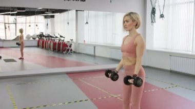 Genç kadın spor kulübünde antrenman yapıyor.