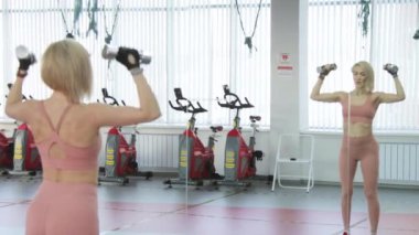 Genç kadın spor kulübünde antrenman yapıyor.