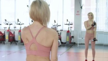 Genç kadın spor kulübünde antrenman yapıyor.