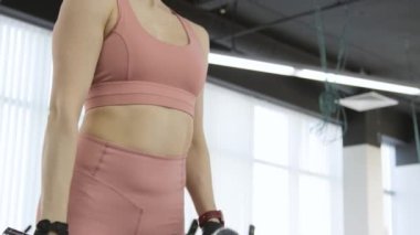 Genç kadın spor kulübünde antrenman yapıyor.