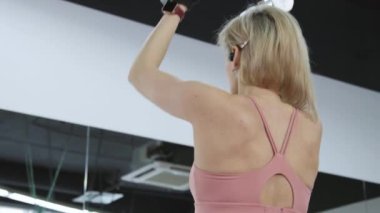 Genç kadın spor kulübünde antrenman yapıyor.