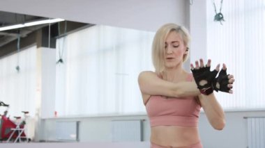 Genç kadın spor kulübünde antrenman yapıyor.