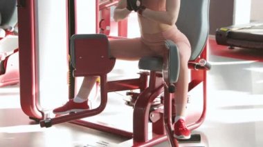 Genç kadın spor kulübünde antrenman yapıyor.