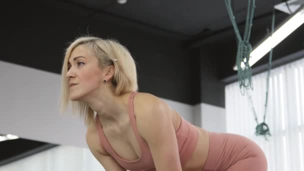 Jonge vrouw training in een sportclub — Stockvideo