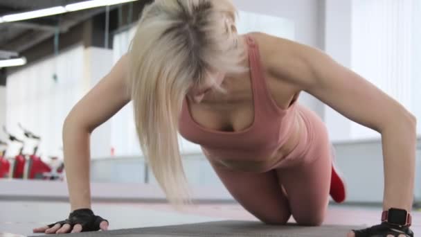 Mujer joven entrenando en un club deportivo — Vídeos de Stock