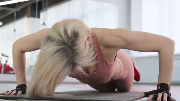 Mujer joven entrenando en un club deportivo — Vídeos de Stock