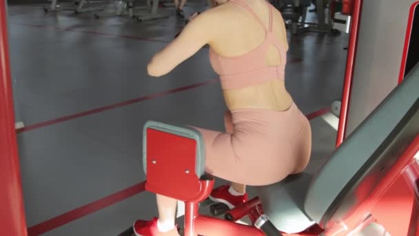 Jonge vrouw training in een sportclub — Stockvideo