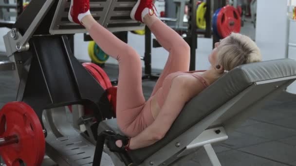 Mujer joven entrenando en un club deportivo — Vídeos de Stock