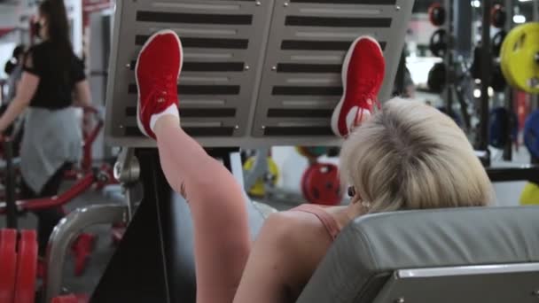Mujer joven entrenando en un club deportivo — Vídeos de Stock