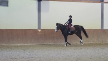 Hipodromda ata binen bir kız.