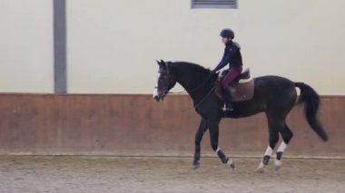 Hipodromda ata binen bir kız.