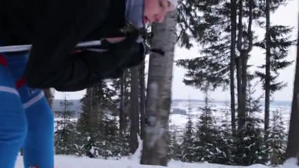 Młoda kobieta na nartach na leśnym szlaku — Wideo stockowe