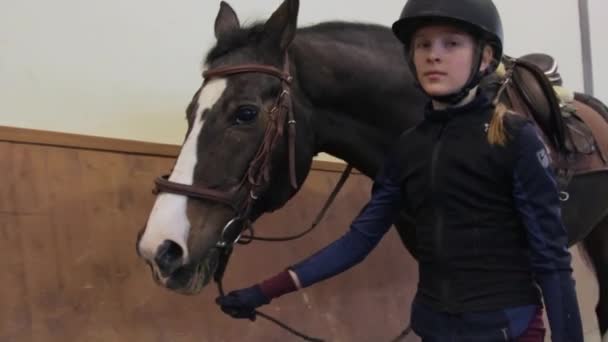 Девушка идет вместе со своей лошадью — стоковое видео