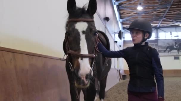 Menina andando junto com seu cavalo — Vídeo de Stock