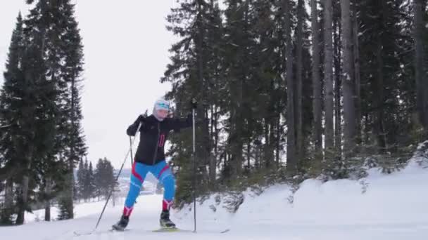 산속을 스키를 타는 젊은 여자 — 비디오