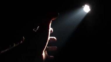 Adam elini ışığa doğru çekiyor.