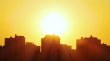 Bir şehrin üzerinde güneş batıyor